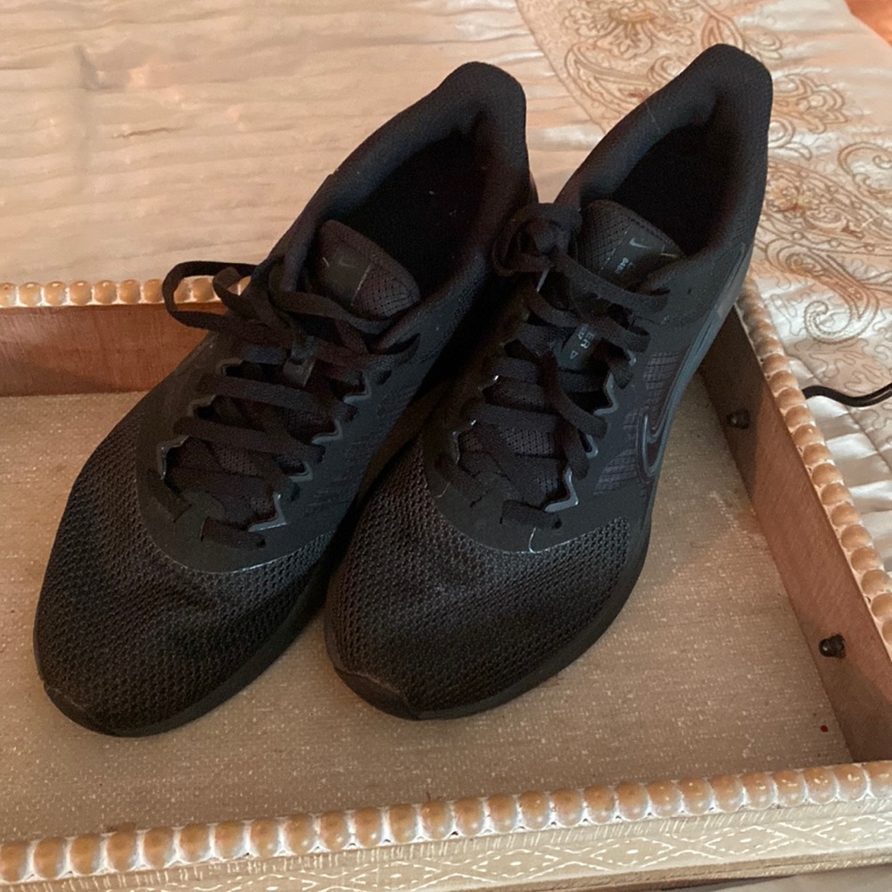 Nike black tennis shoes